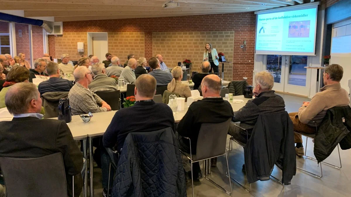 Der var omkring 50 deltagere til fyraftensmødet i Østdansk Landboforening, hvor Marie Østergaard, chefkonsulent i Landbrug & Fødevarer (stående i baggrunden), stod for det første indlæg. Foto: Jesper Hallgren