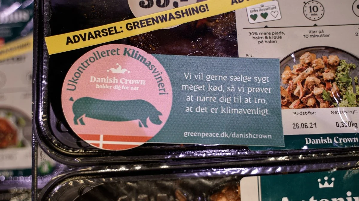 Greenpeace reagerede i 2021 på Danish Crowns kampagne ved at sætte dette mærkat på selskabets pakker med svinekød i kølediskene. I det nye år falder der dom i Vestre Landsret om, hvorvidt Danish Crown gik for vidt i sin markedsføring eller ej. Arkivfoto: Greenpeace