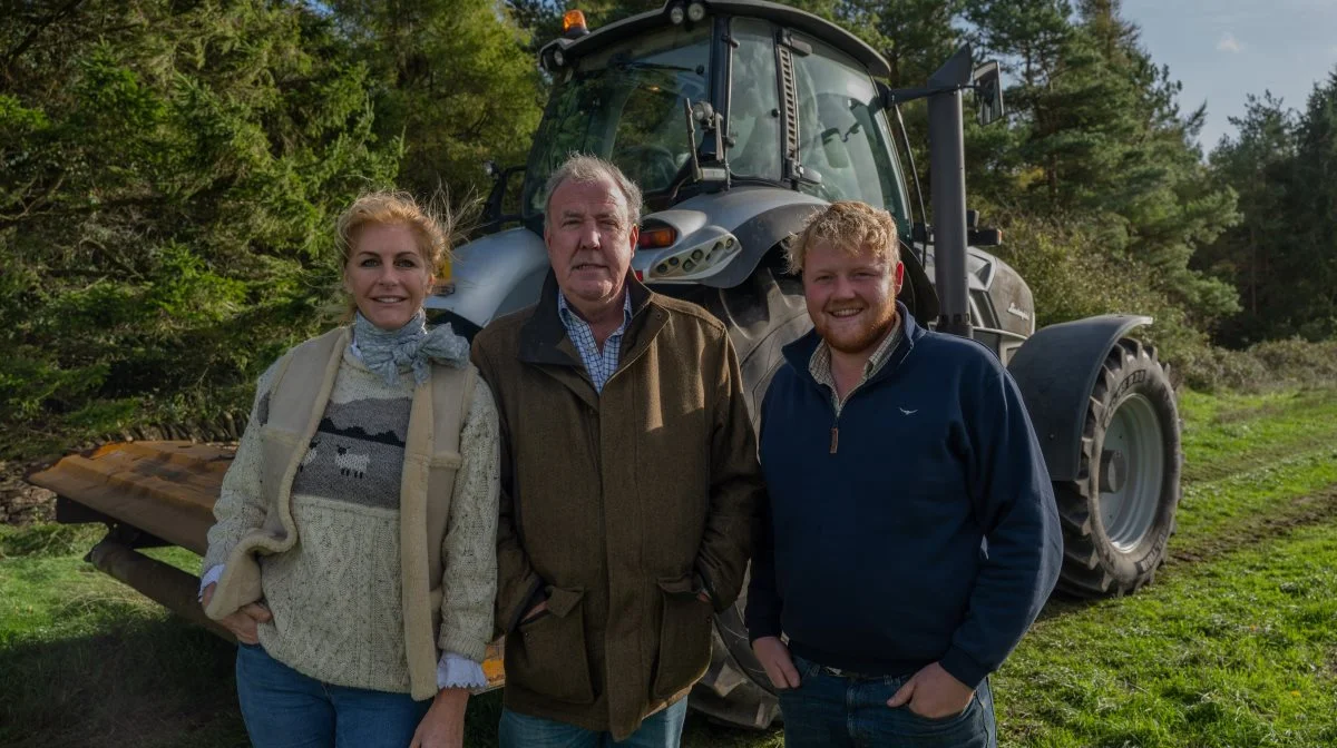 Jeremy Clarkson flankeret af kæresten Lisa Hogan og kollegaen Kaleb Cooper foran den famøse Lamborghini R8.270, som klarer en del af opgaverne på Diddly Squat Farm. Foto: Kirsty Ellis/Amazon Prime Video