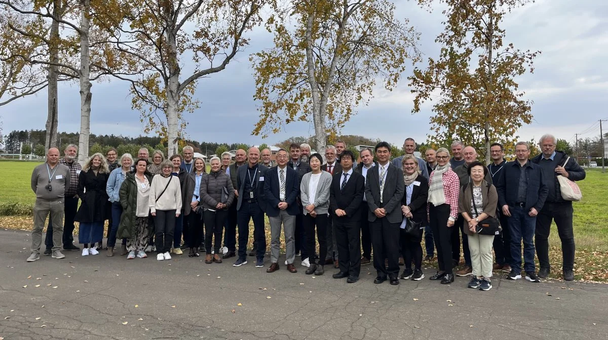 30 medlemmer af Danish Farmers Abroad, som er foreningen for danske landmænd med produktion i udlandet, har for et par uger siden været på studietur i Japan. - Vi snakkede på turen ofte om, at vi virkelig kunne få noget ud af at drive landbrug herovre – også uden statsstøtte, fortæller Tom Axelgaard (i midten med blåt bånd). Fotos: DFA