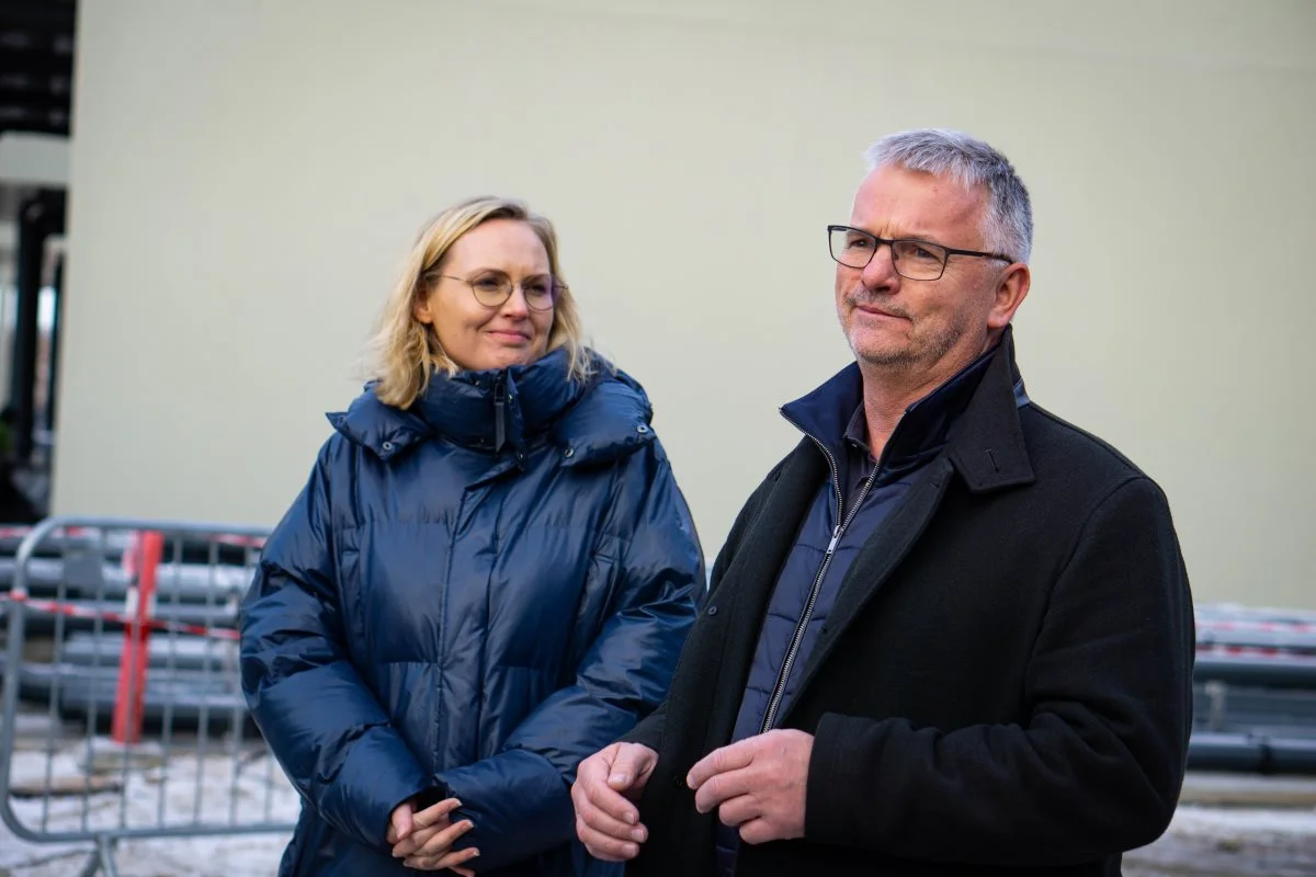 Far og datter-teamet har knoklet for at være klar til den store åbning af den store insektfabrik. Foto: Victor Juul Grønbæk