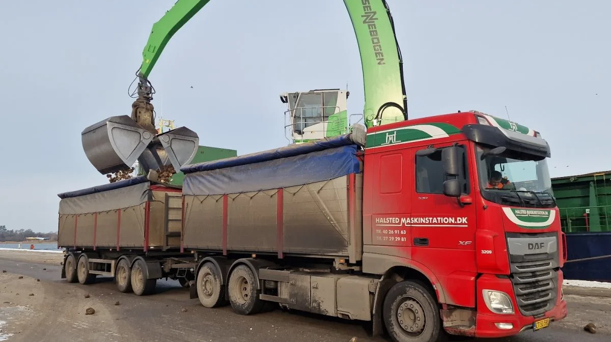 Der er netop ankommet et skib fra Sverige med 3.000 tons sukkerroer, som Halsted Maskinstation skal hjælpe med at køre ind på Nakskov Sukkerfabrik.