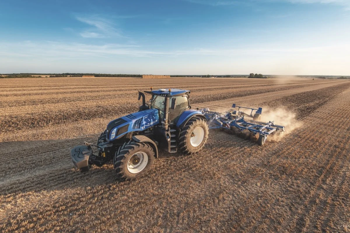 Farmas blev etableret i 1941 som Farsø Maskinværksted og har siden forhandlet New Holland-maskiner til både landbrug og entreprenørvirksomheder. Arkivfoto