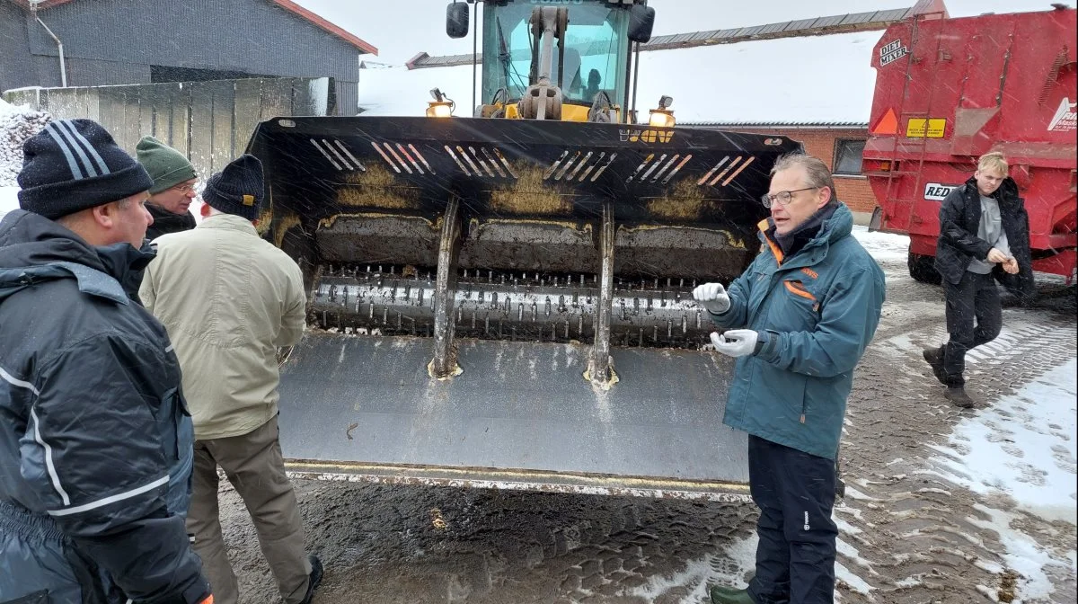 Lars Andersen fra KWS viste knuseskovlen frem for de fremmødte, der havde trodset snevejret.