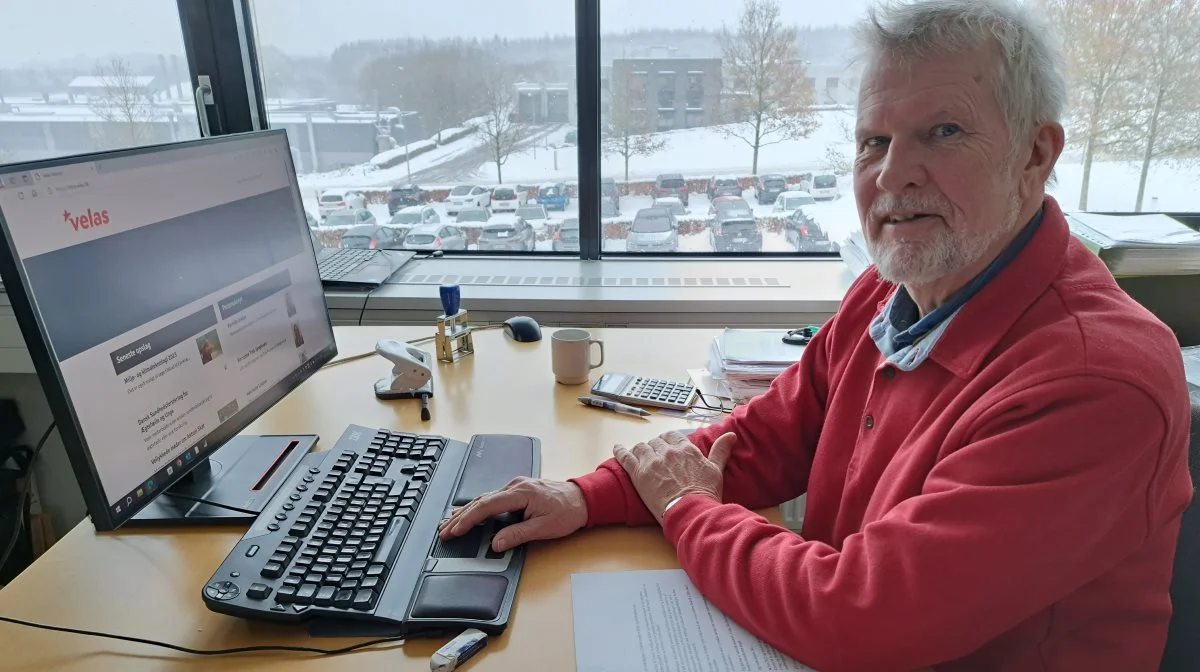 Seniorkonsulent i Velas Jan Brochstedt Olsen administrerer ansøgninger for svineproducenter. Miljø- og Klimateknologi er en populær ordning. Foto: Louis Andreas Michaelsen.