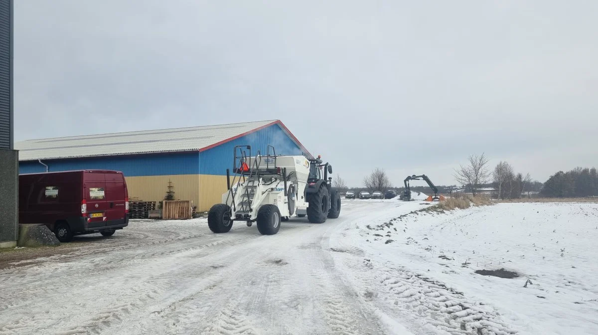 Jordbundsstabiliseringsmaskinen blev solgt af Henrik Lund fra Stenderup A/S.