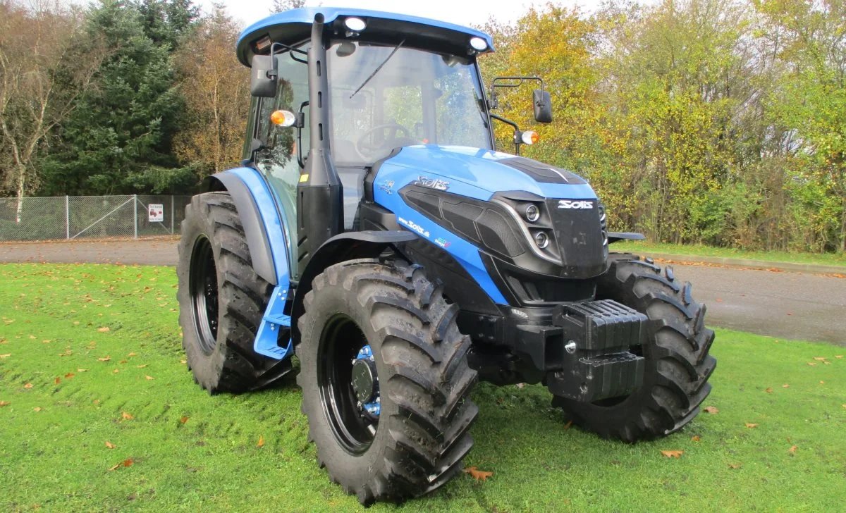 Lintrup Maskinhandel har Danmarkspremiere på den nye 90 hk Solis 90 Shuttle XL-traktor, der leveres med en 20 plus 20 transmission inklusive krybegear. Pressefoto