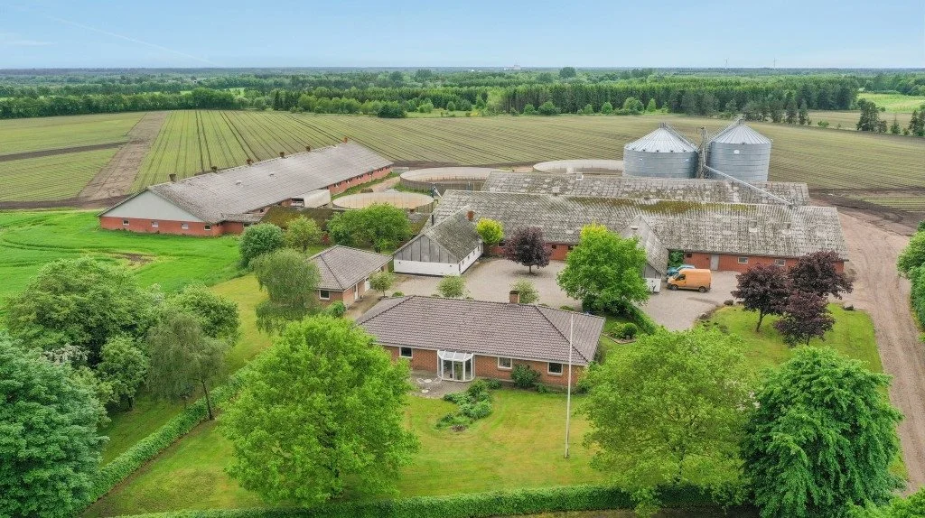 Et af årets største handler på ejendomsmarkedet for landbrug fandt sted i forsommeren, da svineejendommen Holmegaard ved Karup blev solgt for knapt 70 millioner kroner. Foto: Landbrugsmæglerne Bøndergaard & Bruun