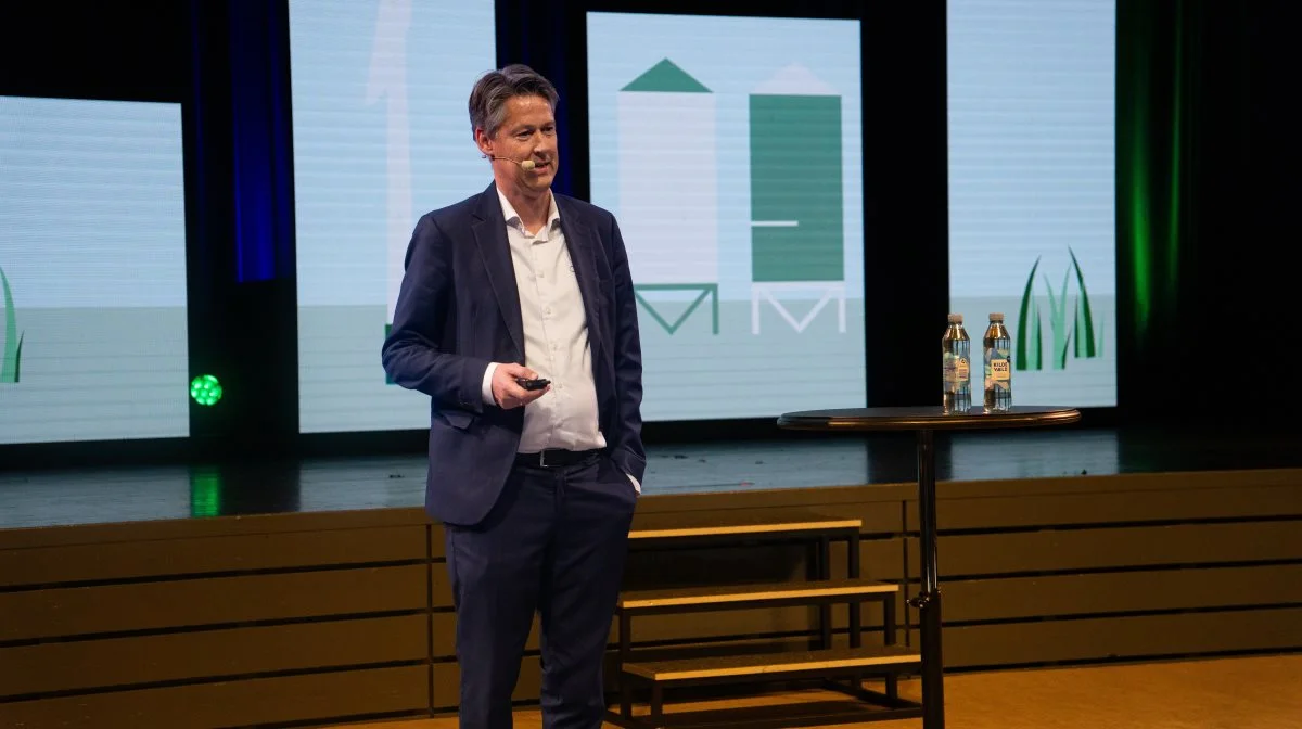 Rapporten fra Svarer-udvalget om en mulig CO2-afgift på landbrugets biologiske processer blev endnu en gang udskudt. Michael Svarer selv havde dog tid til at deltage i offentlige møder, som her ved årets delegeretmøde i Landbrug & Fødevarer. Foto: Alexander Dornwirth