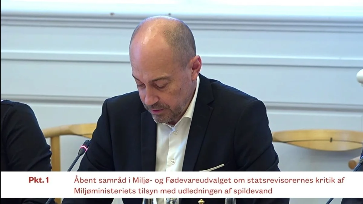 På et åbent samråd i Miljø- og Fødevareudvalget den 15. november redegjorde miljøminister Magnus Heunicke, at der var omkring 10 dages årlige overløb fra hovedstadens rensningsanlæg. Nu viser et svar fra ministeren, at der er tale om overløb i størrelsesorden 247 tankbiler dagligt over tre år. Foto: Folketingets TV