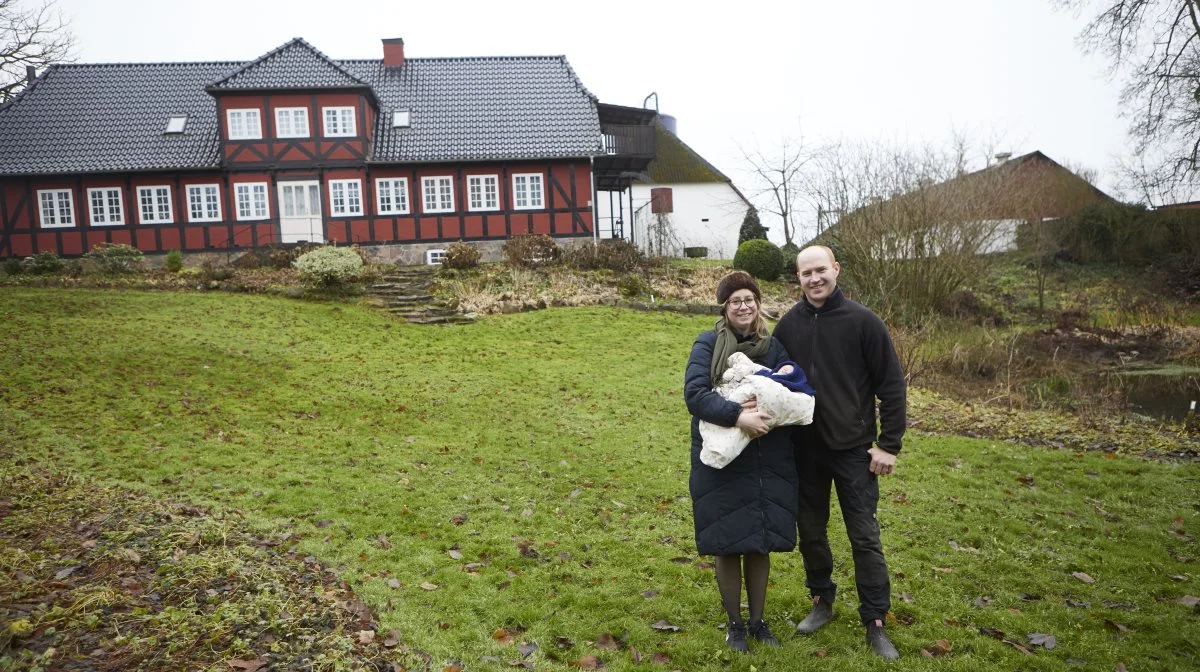 Christin, der arbejder hos Miljøstyrelsen i Odense, og Christian sammen med nyfødte Marius foran deres nye herlige omgivelser på nabogården.