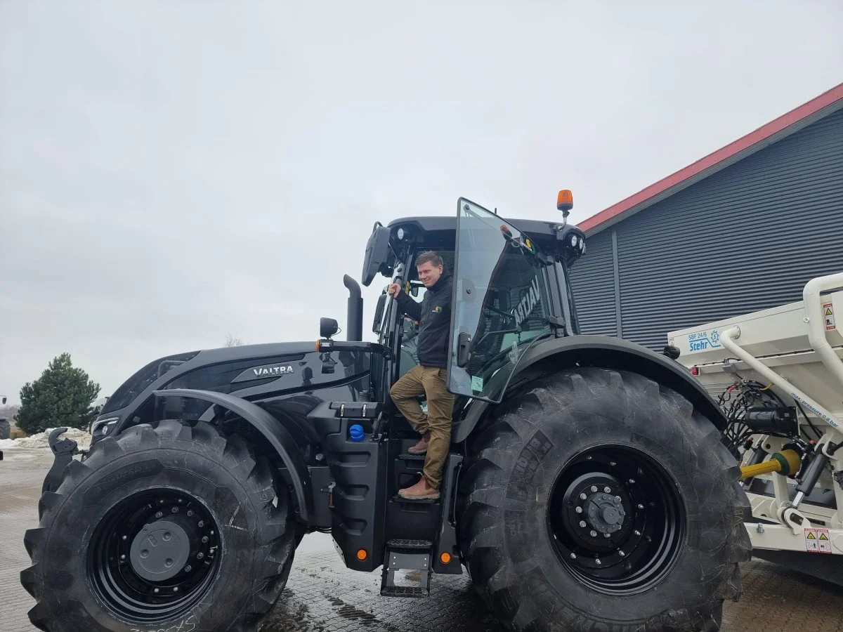 Christopher Leisted og den nyindkøbte Valtra S394.