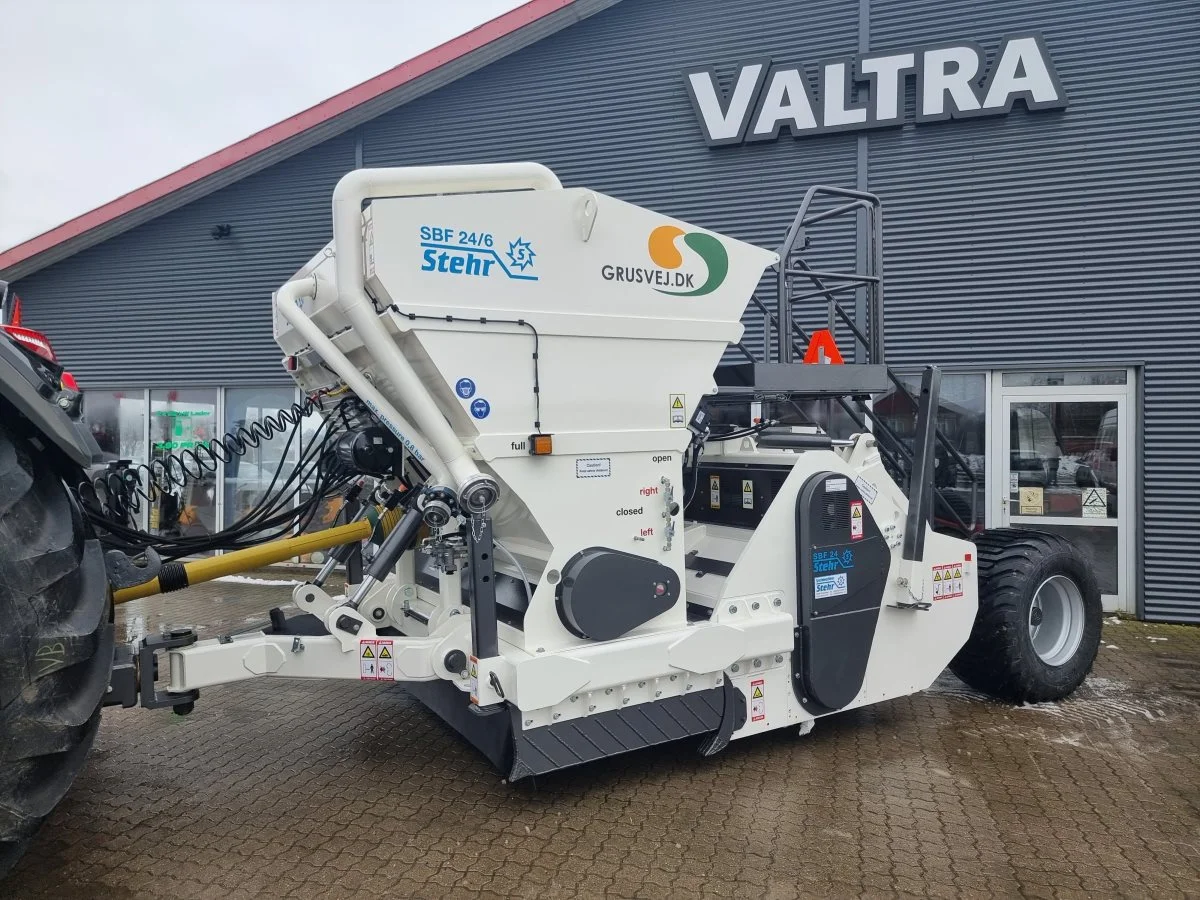 Bagpå traktoren er monteret en SBF 24/6 jordbundsstabiliseringsmaskine fra Stehr.