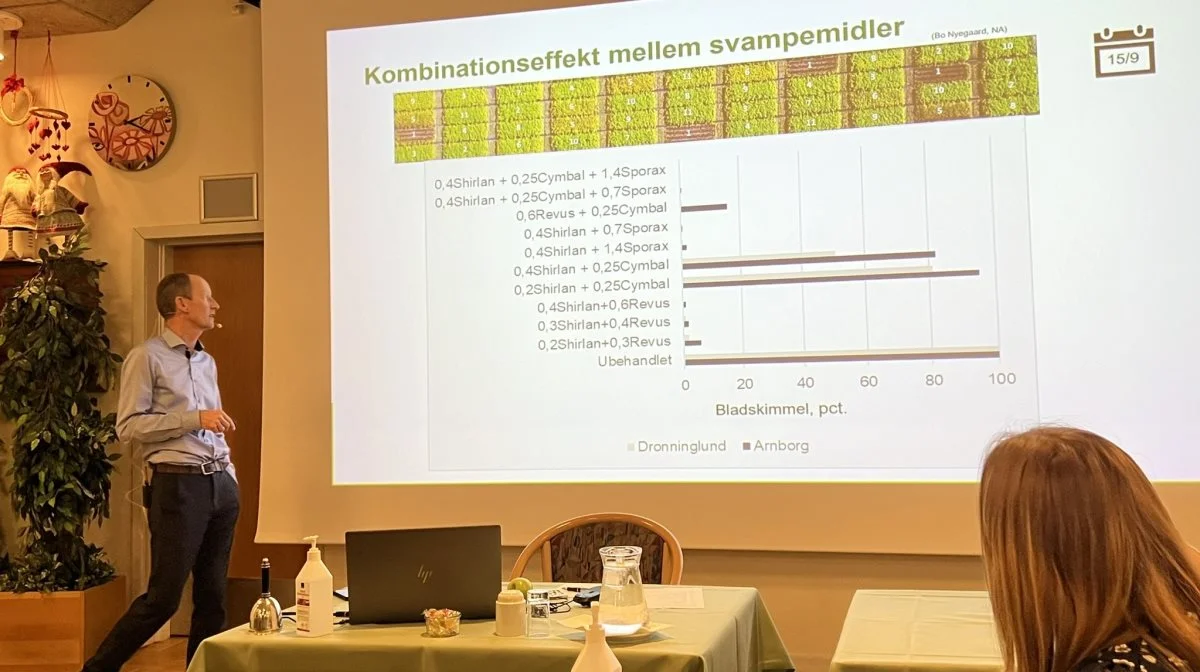 Jan Baunsgaard Pedersen gennemgik blandt andet resultater fra årets forsøg på kombinationseffekterne mellem de forskellige svampemidler på markedet. Foto: Kasper Stougård 