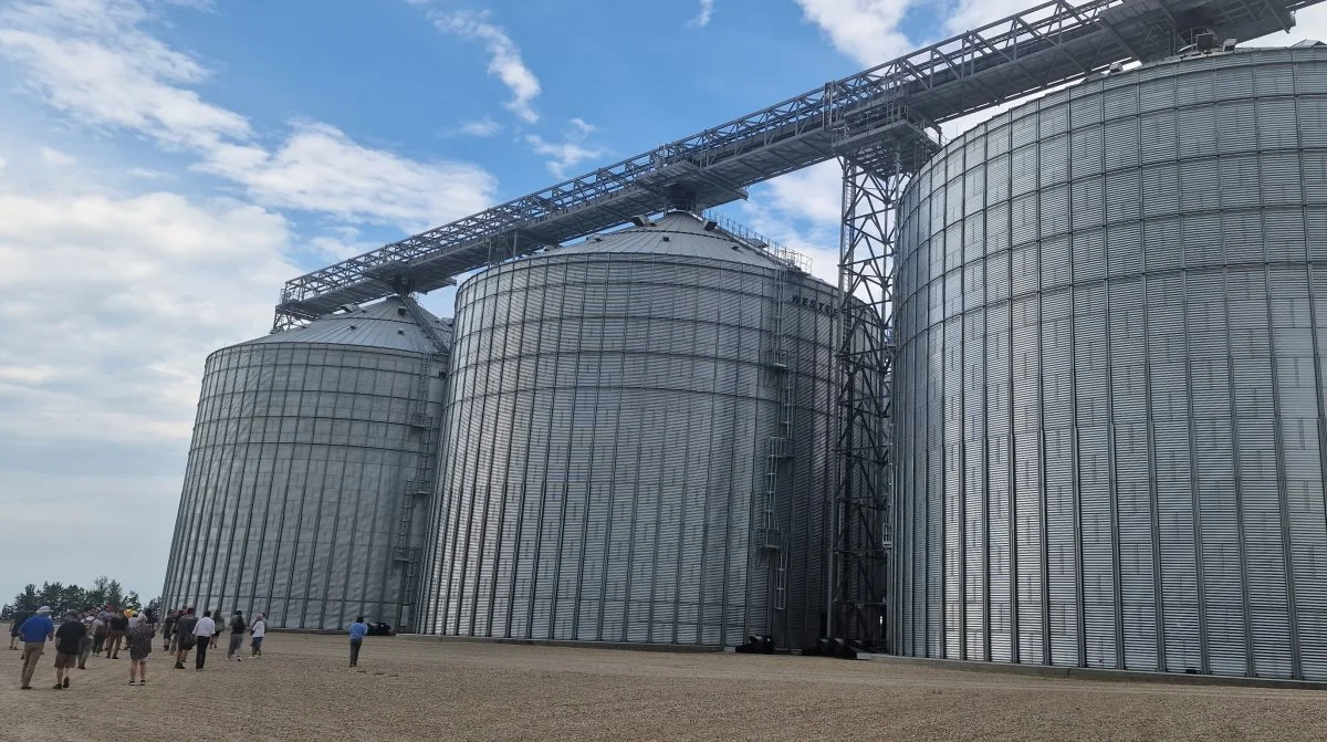 Grovvarefirmaet Peterson Grain har flere siloanlæg rundt i det vestlige Canada. Dette anlæg er deres nyeste og største, der kan lagre 28.000 tons korn eller canola med hurtig ind- og udtagning.. Fotos: Jørgen P. Jensen