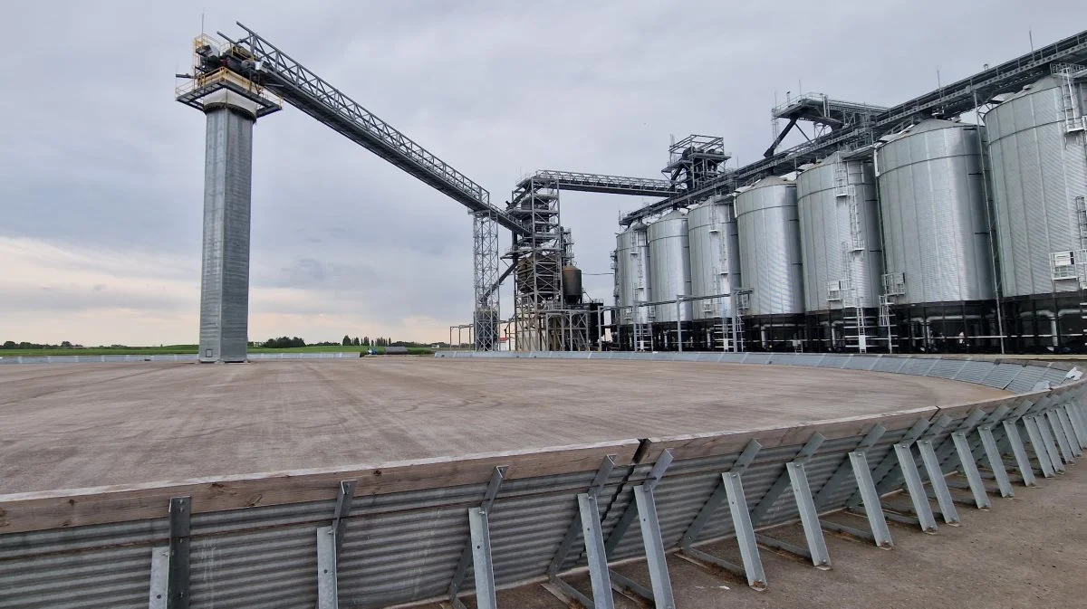 Ved Peterson Grain Terminal i Alberta har man for et par år siden bygget denne alternative måde at opbevare hvede på. Kornet kommer ud fra toppen af tårnet og danner efterhånden en kegle helt ud til de skrå sider. 