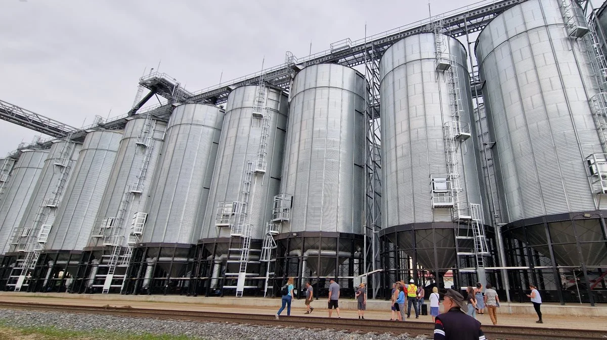 Foran siloerne går jernbaneskinnerne, hvor der på bestilling kommer et kilometer-langt tog fra Canadian-Pacific og bliver lastet med hvede eller canola til afskibning fra Vancouver. Vigtig er også det enorme tørreri, der er flaskehalsen i høst.