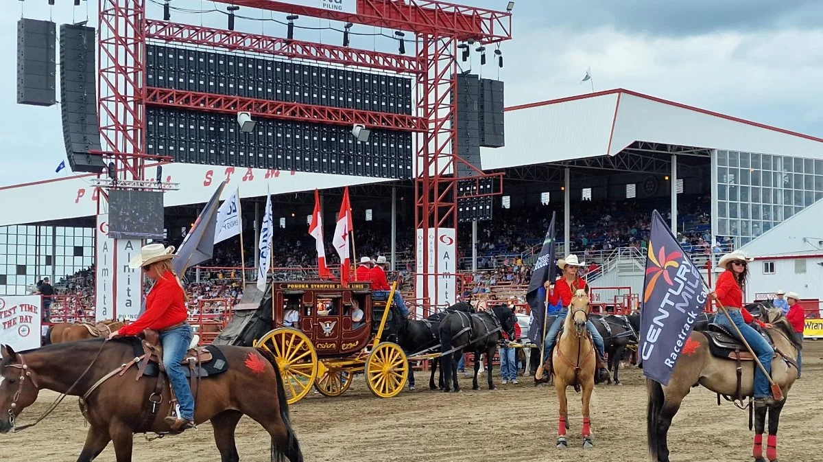 På Canadian Day den 1. juli er der gang i rodeo-arrangementerne overalt i Alberta. Typisk begynder de mange canola-marker også at blomstre fra denne dag.