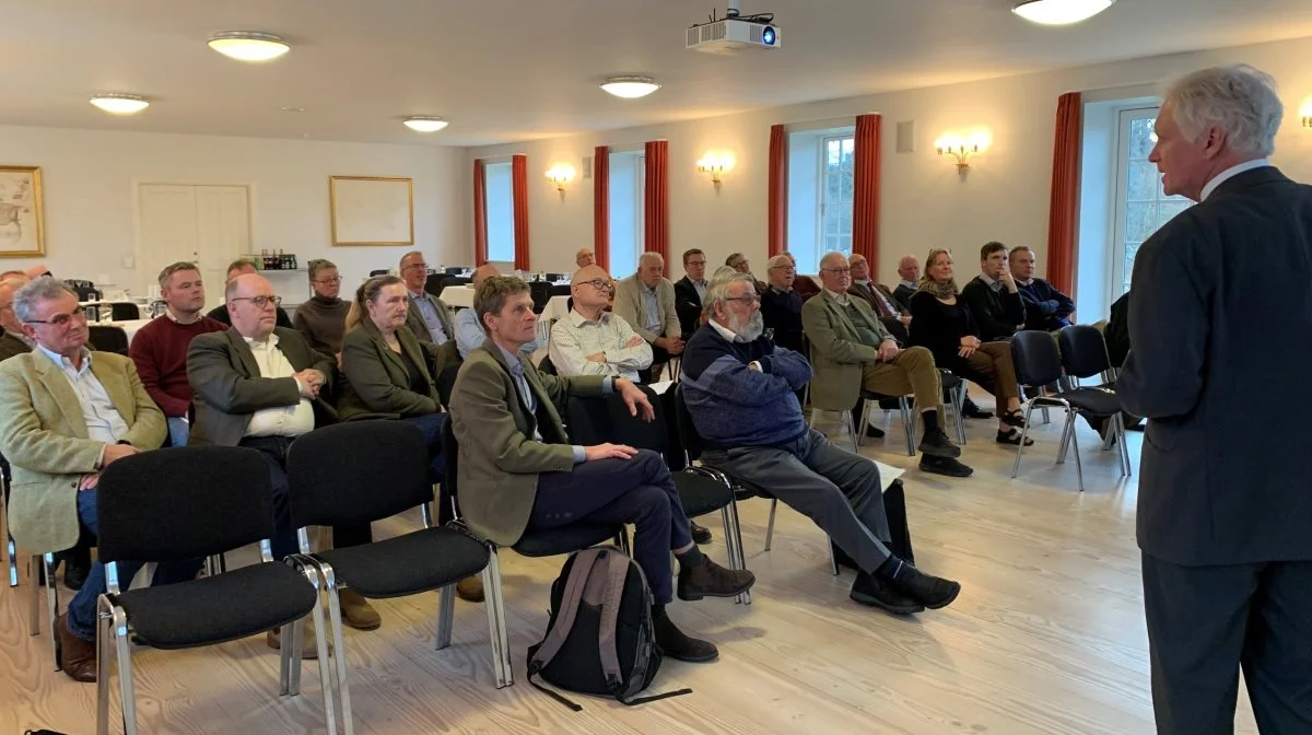 Et lille selskab på knap 30 personer var til stede, da Landøkonomisk Selskab - med formand Claus Neergaard (stående til højre) i spidsen - holdt ordinær generalforsamling i Skovridersalen på Holmegaard Gods. Foto: Jesper Hallgren