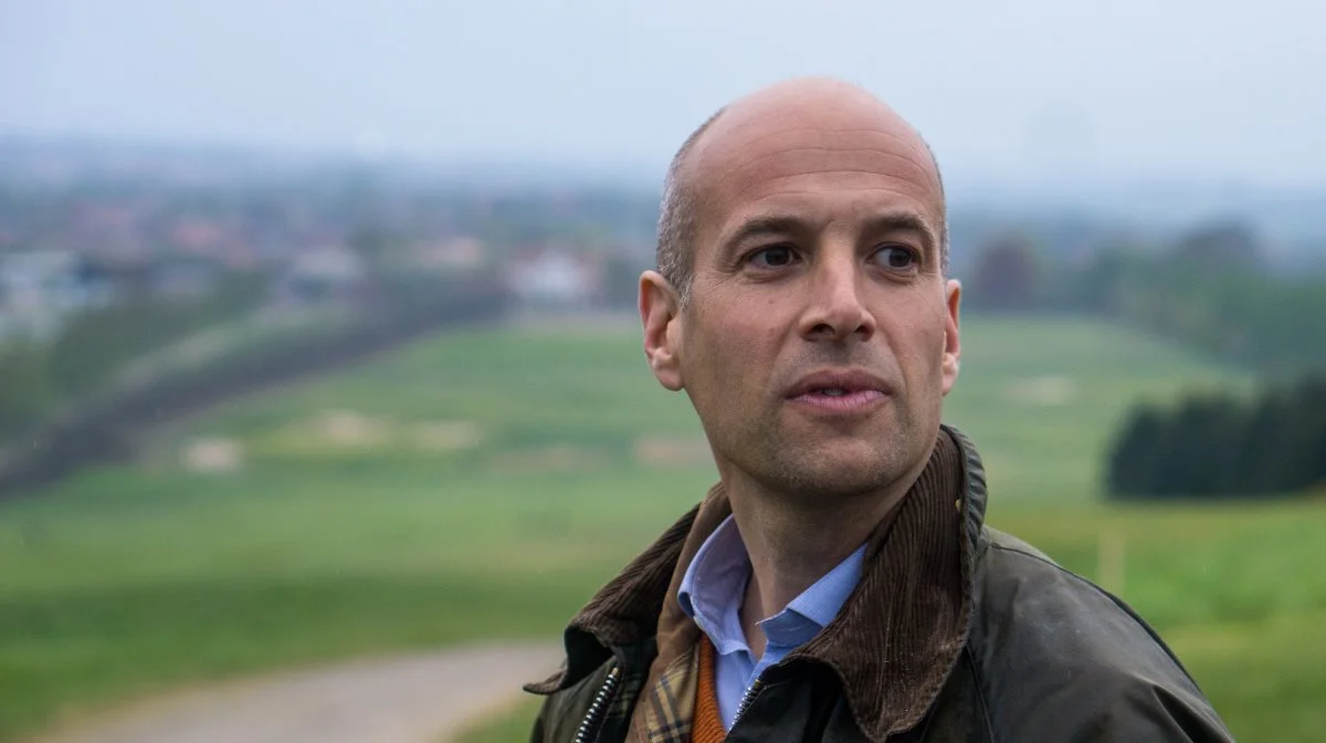 ¨- Mange af dem, der erhverver et træ på en skovbegravelsesplads, vælger familietræet. Der er flere, der vælger den løsning, fordi de godt kan lide tanken om at dele deres sidste hvilested med de mennesker, der har haft betydning for dem i livet, siger Jannik Ahlefeldt-Laurvig, der står for fællesadministrationen af 17 skovbegravelsespladser i Danmark under Skovbegravelse Administration. Foto: Alexander Dornwirth