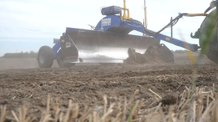 Redskabet, der bruges til planering af marker, er en pull grader eller box scraper, der skraber muld af jordoverfladen og flytter det til lavningerne. Fotos: Seges Innovation