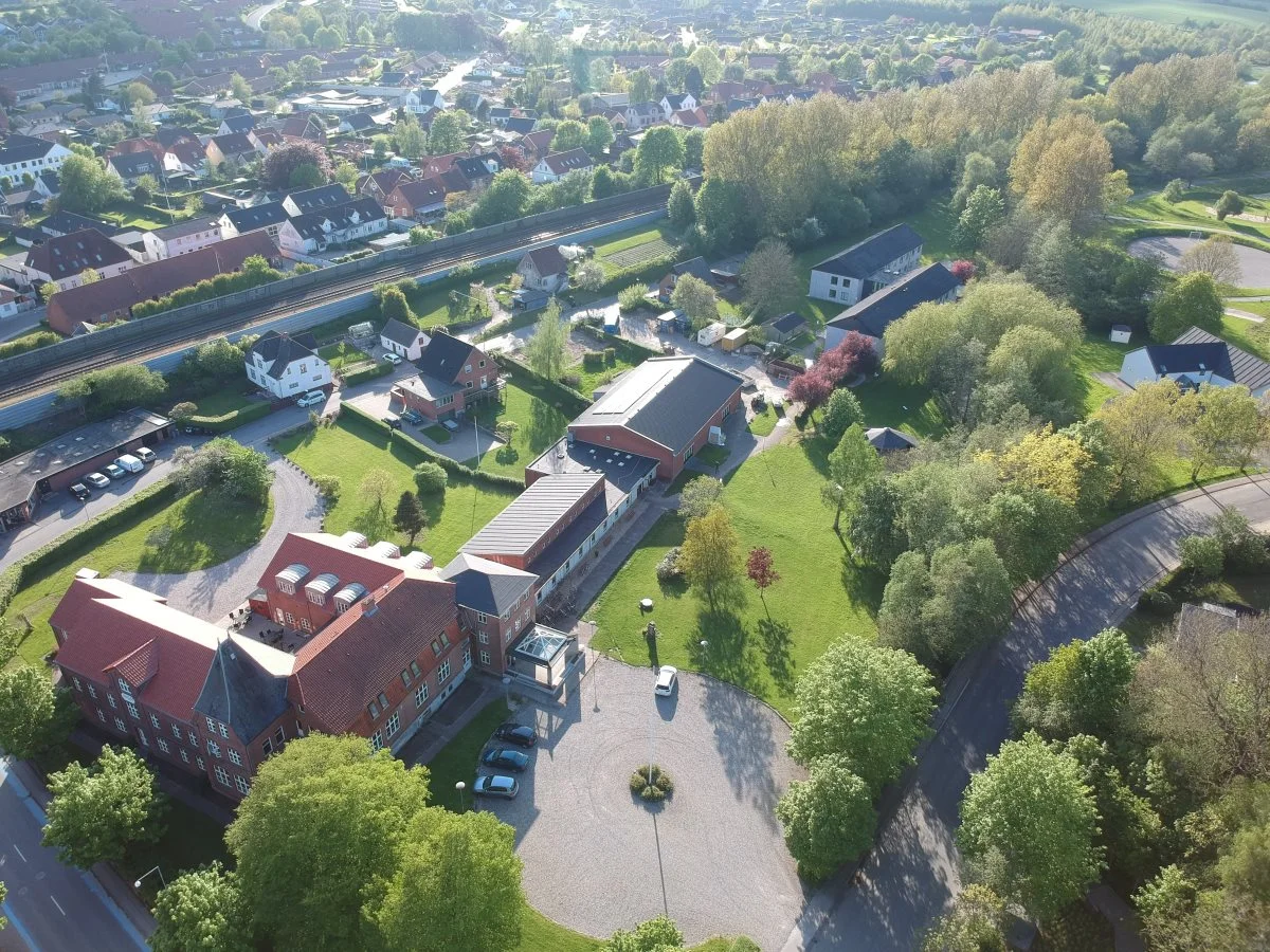 På Børkop Højskole skal pladsen foran bygningerne forvandles til en højskolehave, som forbinder højskolen og lokalsamfundet. Foto: Højskolerne