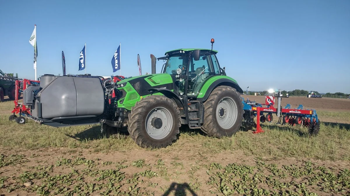 Der er flere gode synergier mellem produkterne, der nu alle bliver en del af Brdr. Toft Maskinforretning. Her en fronttanksløsning på en Deutz-Fahr med udstyr til ukrudtsbekæmpelse fra Hatzenbichler. Foto: Brdr. Toft Maskinforretning