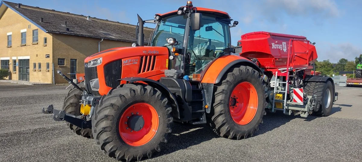 Brdr. Toft har hjulpet Nordisk Agro Import på vej i opstarten - blandt andet med en Kubota-traktor foran Novag-såmaskinen i forbindelse med demo-aktiviteter. Foto: Brdr. Toft Maskinforretning