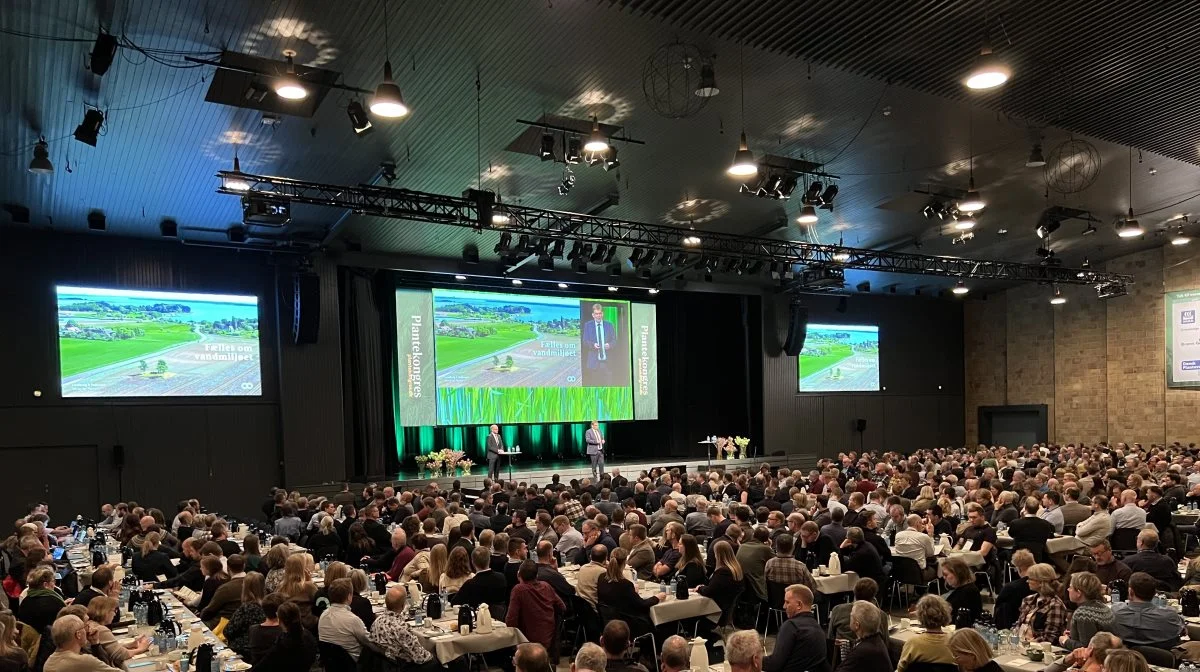 Den store sal i MCH Kongrescenter i Herning var godt fyldt op til årsmødet i L&F Planteproduktion. I alt har over 1600 tilmeldt sig  selve kongressen, der finder sted onsdag og torsdag. Foto: Kasper Stougaard. 