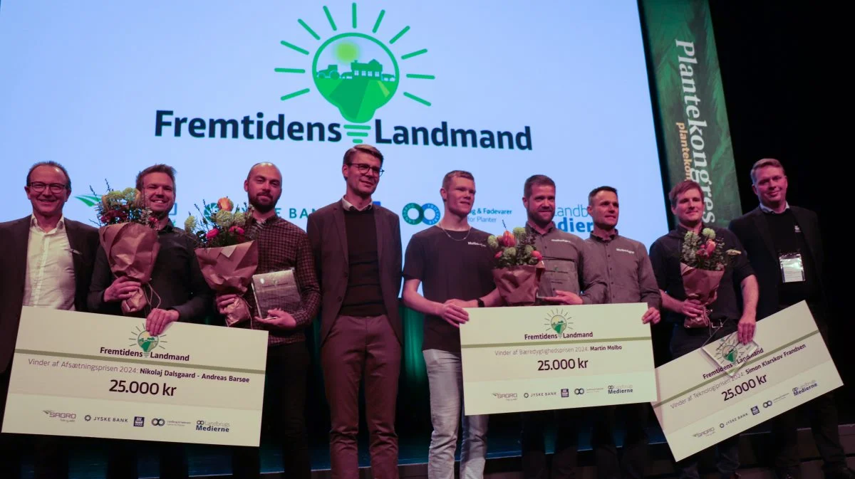 De tre vindere på scenen i Herning med blomster og deres kontante belønning. Fra venstre er det Nikolaj Dalsgaard og Andreas Barsøe, Martin Molbo med medarbejdere og Simon Klarskov Frandsen. Foto: Jørgen P. Jensen