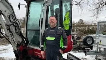 Rasmus Bogetoft glæder sig til den gamle minigraver erstattes af den nye minigraver Takuechi 325. Privatfotos