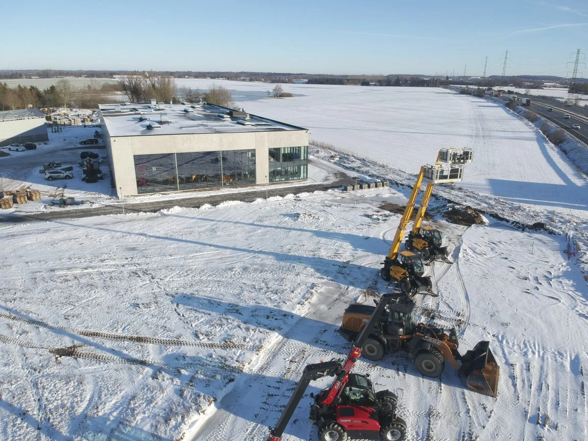 S.D. Kjærsgaards afdeling tæt ved motorvejen ved Ringsted er på 2.800 kvadratmeter og opført på en 30.000 kvadratmeter grund. Dronefoto: SDK