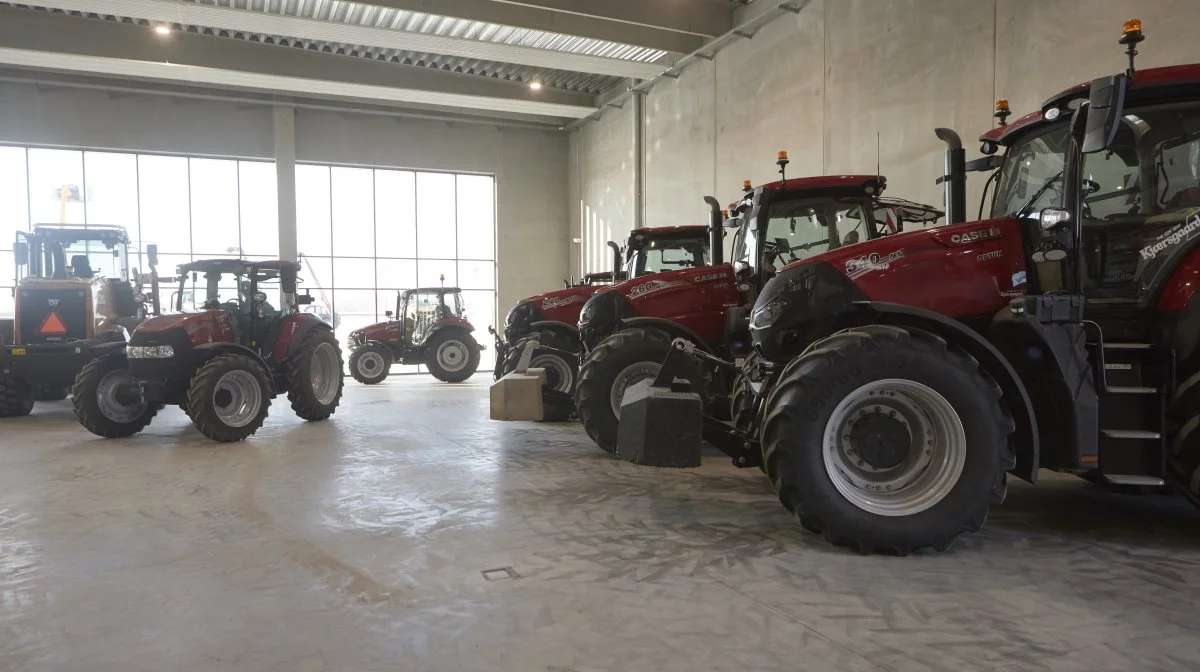 SDK har siden 2020 haft forhandlingen af Case IH traktorer, høstmaskiner og pressere i størstedelen af Sjælland, og er landets største forhandler. Her er traktorer ved at blive linet op i showroomet i den nyopførte afdeling.