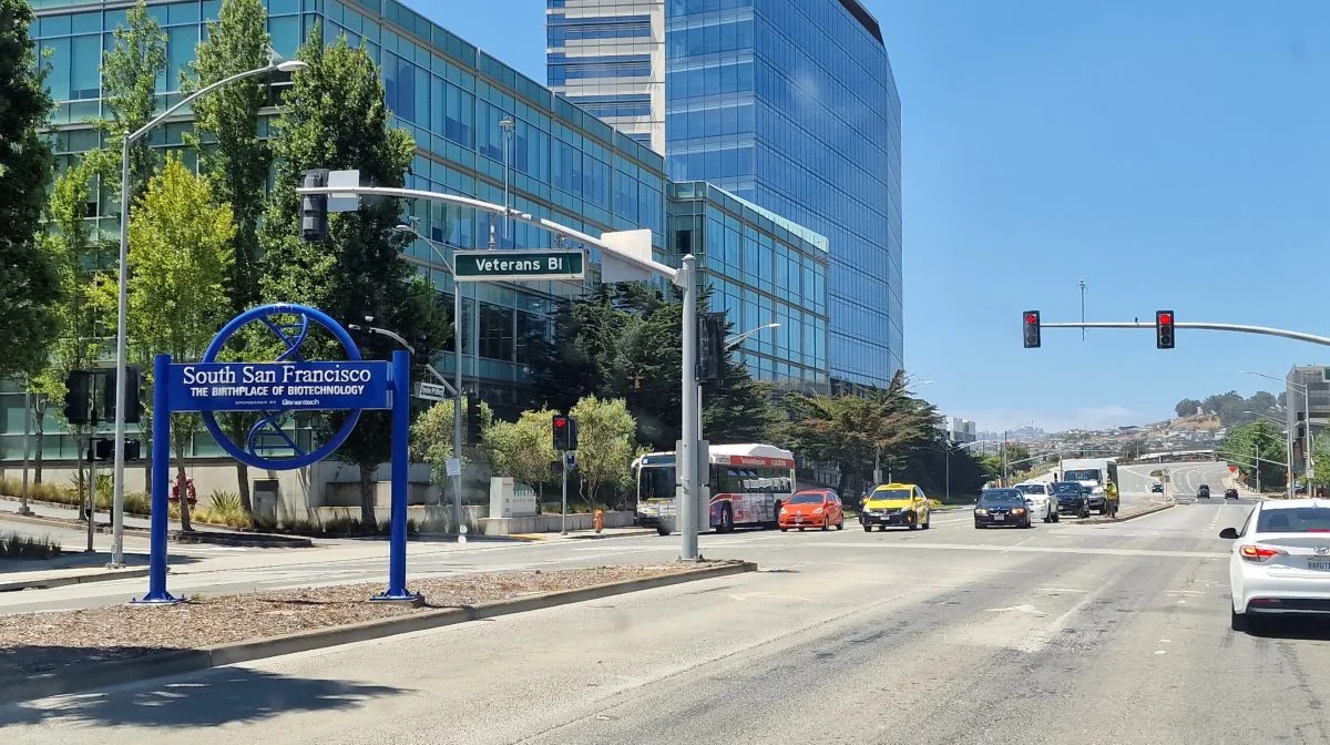 Firmaet Plenty ligger i bydelen South San Francisco, som på blå skilte kalder sig The Birthplace of Biotechnologi – altså i dette område er bioteknologi født. 