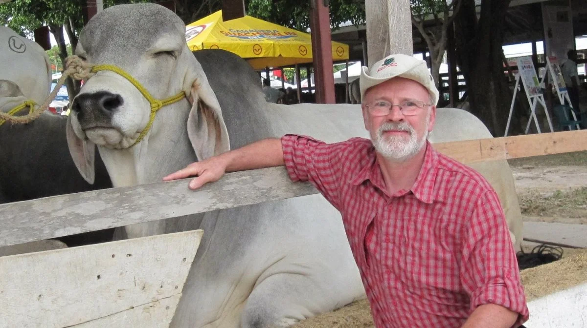 I 2009 var Anton Raundahl på sprogskole i Costa Rica for at dygtiggøre sig i spansk. Her var der tilfældigvis dyrskue, og Anton tog et hvil ved siden af Brahman-tyren. Privatfoto