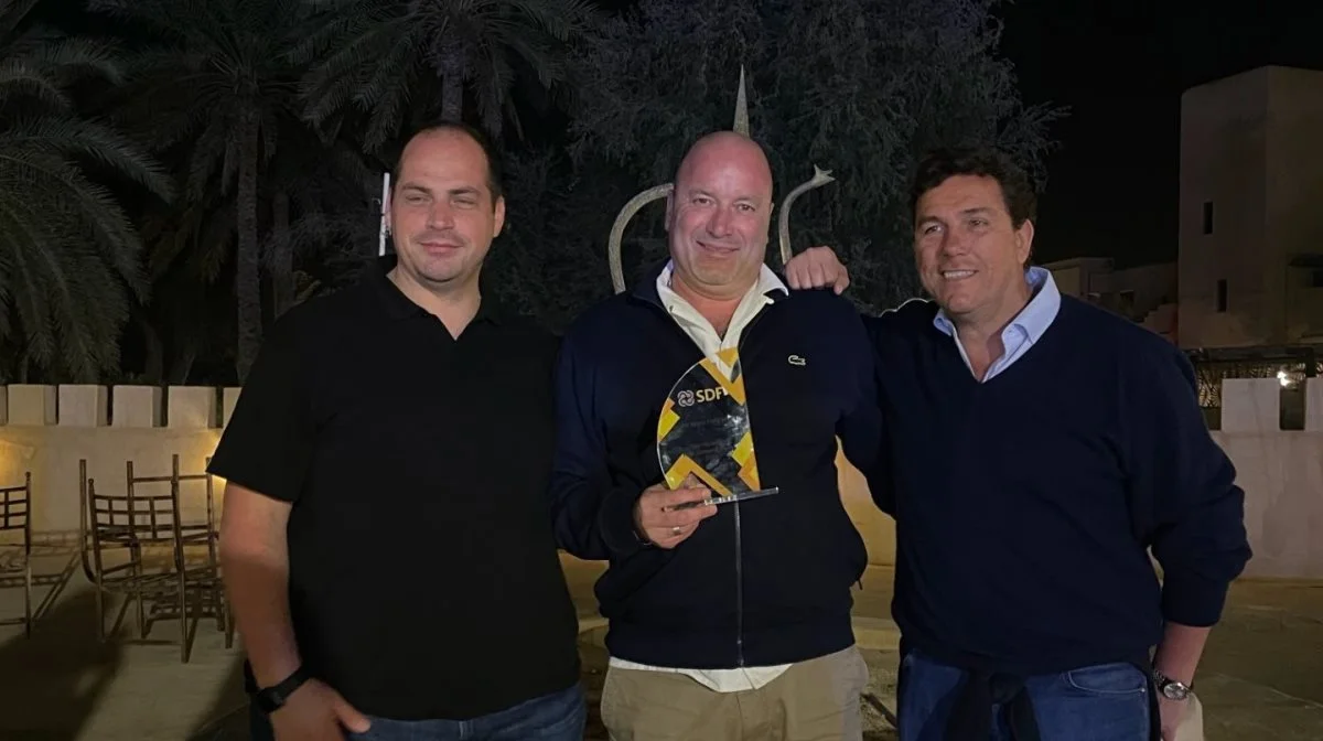 Thomas Mortensen (i midten) fra Moni Worldwide i Dubai for at modtage prisen for »Best Performer - International Region 2023«. Privatfoto