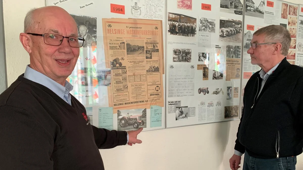 Både Kurt Madsen (til venstre) og Flemming Skøtt har været med en stor del af maskinforretningens 60-årige historie, og de studerer her nogle af de gamle artikler og billeder. Foto: Jesper Hallgren