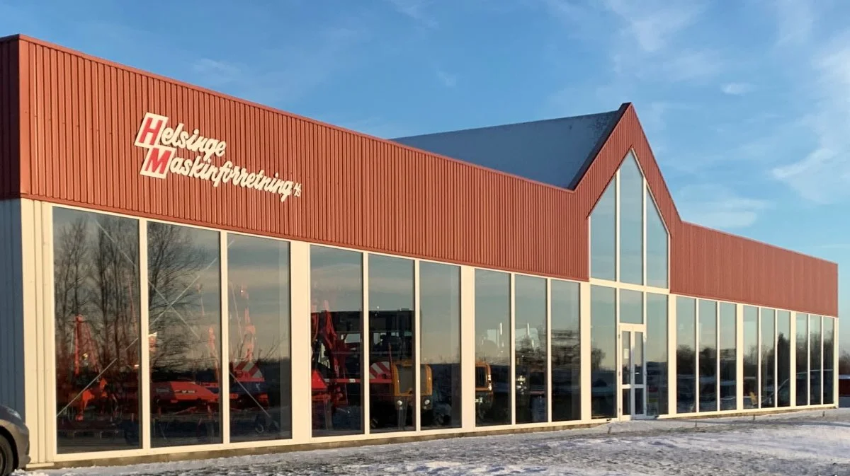 Helsinge Maskinforretning har udvidet flere gange, blandt andet med denne udstillingshal, og maskinforretningens bygninger er nu i alt på over 4.000 kvadratmeter. Foto: Jesper Hallgren
