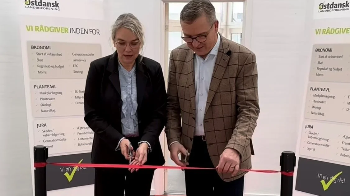 Da Østdansk Landboforening officielt indviede den nye nordvest-afdeling, var det direktør Mette Engel og konstitueret formand Henrik Nordgaard, der klippede den røde snor over. Foto: Østdansk Landboforening