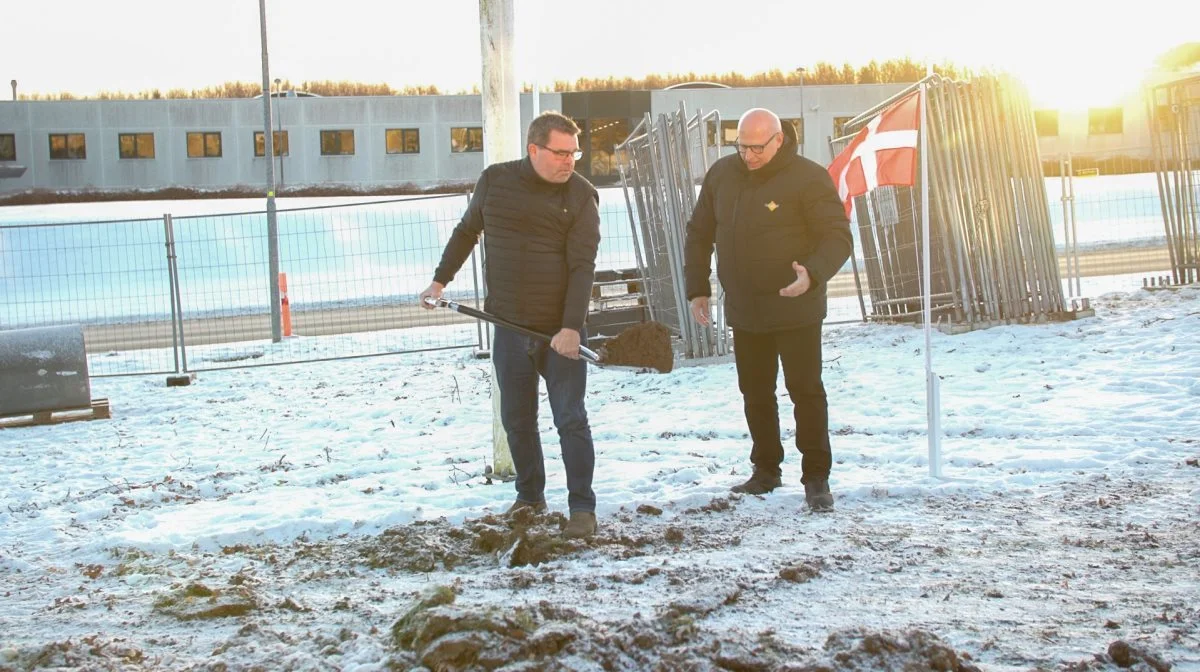 Formand for L&F Centrovice tog det første spadestik til den nye tilbygning i selskab med byggeleder Kim Birker fra Guldfeldt Nielsen A/S. 