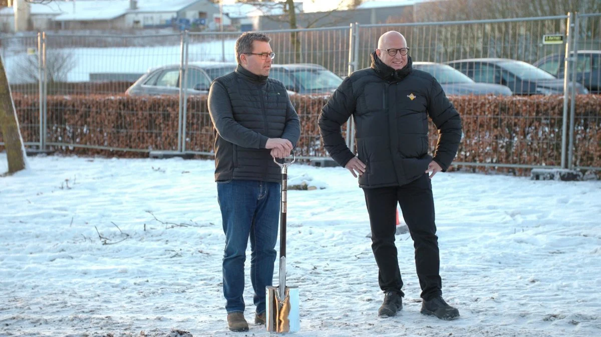 L&F Centrovices formand Torben Povlsen i selskab med byggeleder Kim Birker, Guldfeldt Nielsen A/S klar til det første spadestik til udvidelse af bygningerne hos Velas i Vissenbjerg.