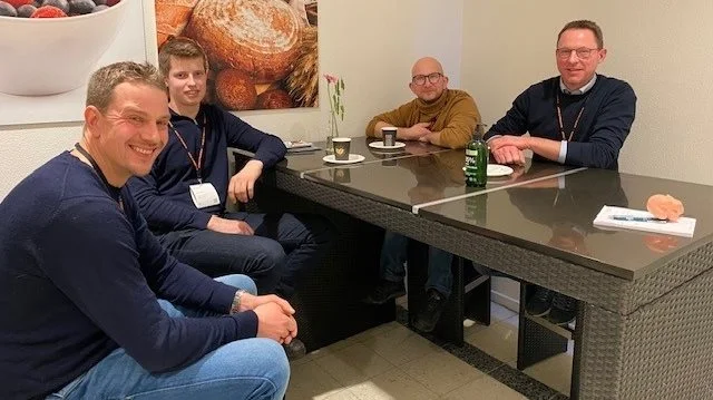 Fire kollegaer er taget sammen på NutriFair 2024 fra Hedegården, Alrø i Horsens Fjord. Henrik Kreutzfeldt (tv.) og Peder Liboriussen (th.). Foto: Line Brabæk.