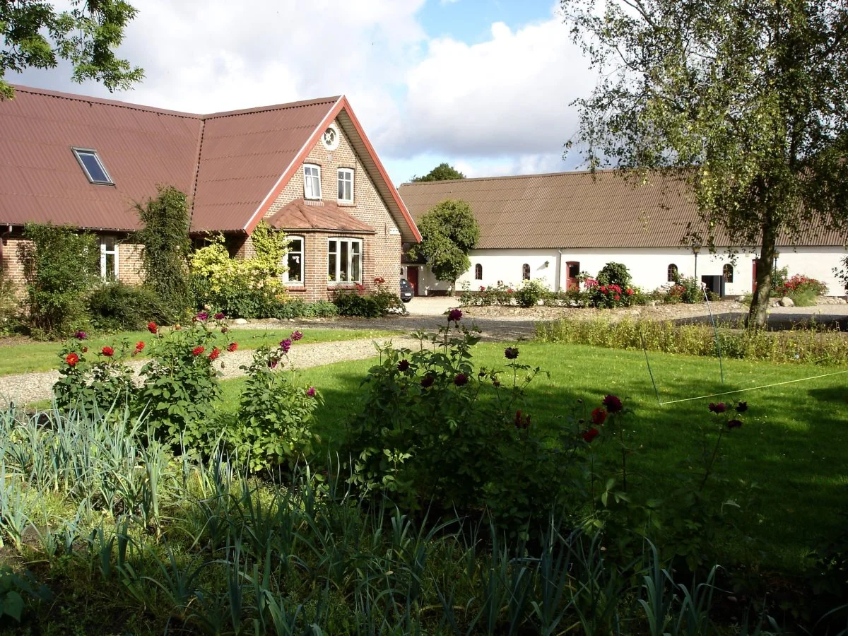 Herningsholm Erhvervsskole & Gymnasier overtog i oktober 2023 landbrugsejendommen Lundvej 32, der skal sikre kvaliteten af den virkelighedsnære undervisning, når Agroskolen flytter til Herning i 2025. Ejendommen omfatter 30 hektar jord med bl.a. ladebygninger, værksteder og stuehus samt faciliteter velegnet til både udendørs aktiviteter og overnatning. Her er fx minigolfbane og bålplads. Samtidig ligger det tæt på placeringen af Agroskolens nye skole og Herningsholms campusområde på Lillelundvej