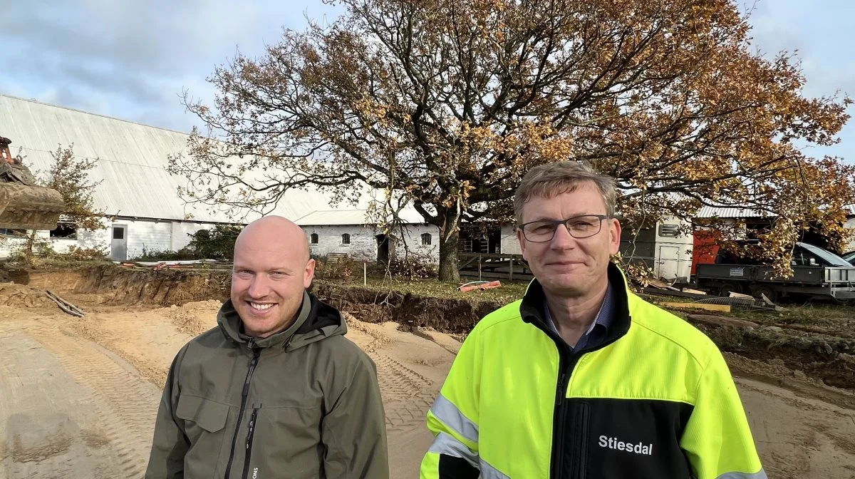 Det er halvandet år siden, der blev sat gang i byggeriet af den biogene energipark, Agri Energy Vrå. Siden da er der sket ting og sager. Her ses Daniel Overgaard Pedersen (t.v.) og Peder Nickelsen, efter at det første spadestik blev taget. Arkivfoto: Stiesdal SkyClean