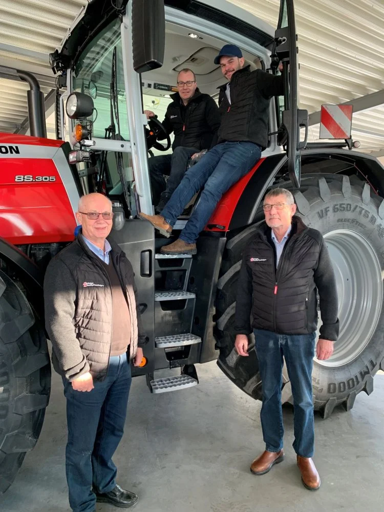 Kurt Madsen og Flemming Skøtt (forrest henholdsvis til venstre og højre) har overladt styringen af Helsinge Maskinforretning til Bo Høst (bagerst) og Brian Skøtt, der ganske symbolsk har taget plads i førerhuset i Massey Ferguson-traktoren.