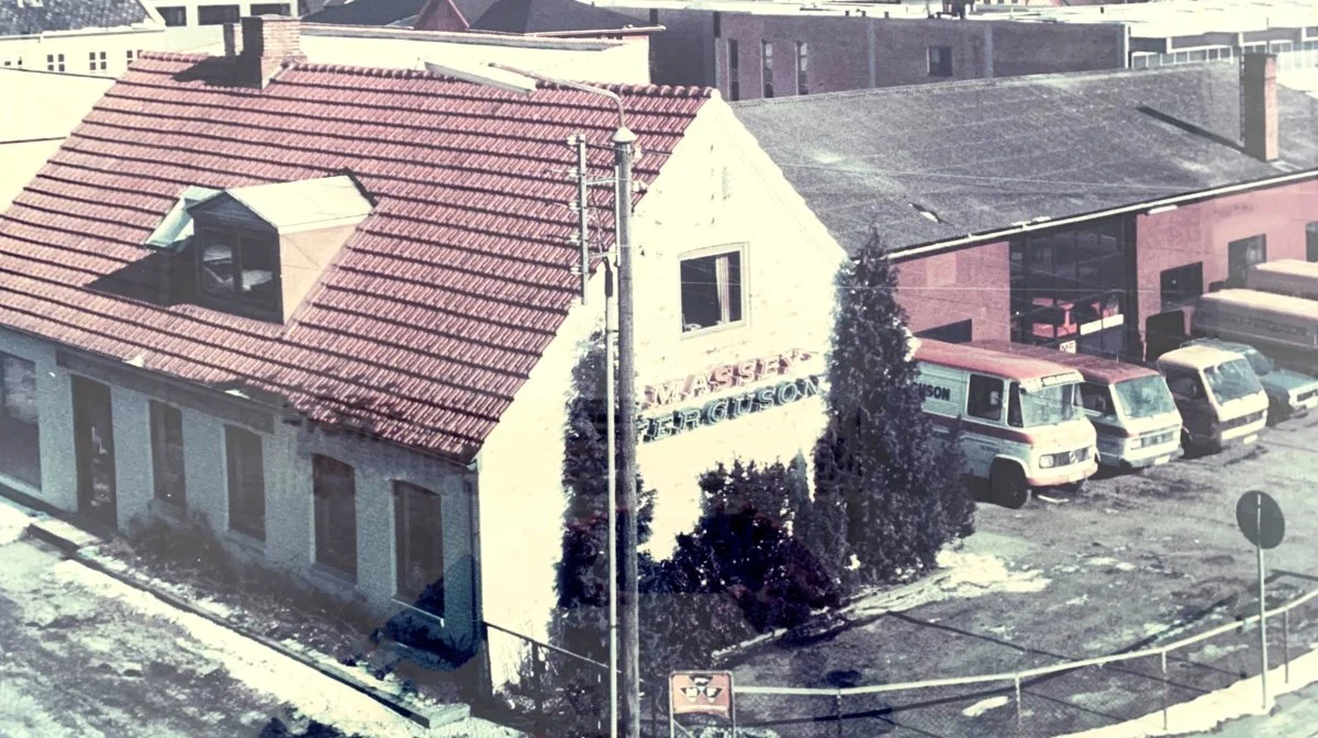 Fra grundlæggelsen i 1964 og frem til 1987 havde maskinforretningen base i denne ejendom på Frederiksborgvej i Helsinge. Arkivfoto fra Helsinge Maskinforretning