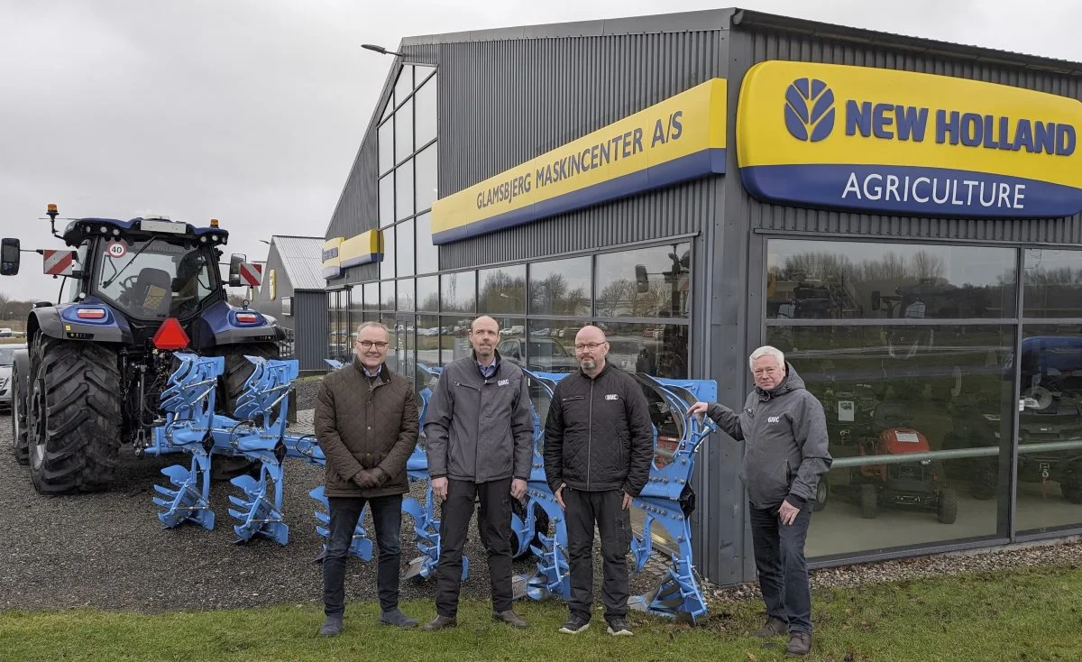 Glamsbjerg Maskincenter er blevet forhandler af Lemken-programmet. Fra venstre er det Nis Peter Albrechtsen fra Lemken Skandinavien sammen med den fynske maskinforretnings tre indehavere, Kristian Jørgensen, Ulrik Bøgelund og Søren Bech Sørensen. Foto: Erik Hansen