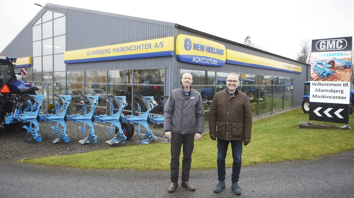 Glamsbjerg Maskincenter er blevet forhandler af Lemken-programmet. Foran en seks-furet Lemken-plov til demo ses til venstre salgschef Kristian B. Jørgensen, sammen med Nis Peter Albrechtsen, der er salgschef hos Lemken Skandinavien. Foto: Erik Hansen