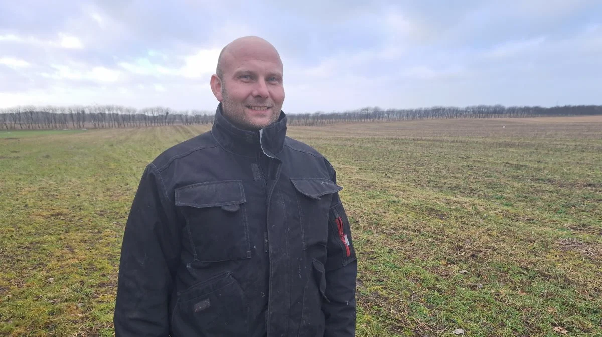 Søren Ole Ginnerup glæder sig til at få de nye løvtræer i jorden i en ejendom han har købt sammen med sin bror. De seks hektar, der ligger på Djursland, skal være jagt- og naturejendom. Foto: Louis Andreas Michaelsen.