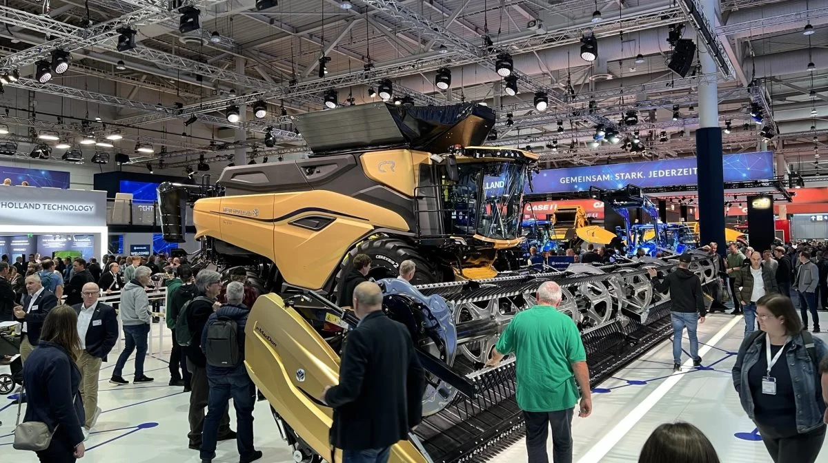 Johs. Mertz A/S skal blandt andet forhandle den nye New Holland CR11-mejetærsker, der blev præsenteret her på Agritechnica i 2023. Foto: Kasper Stougård